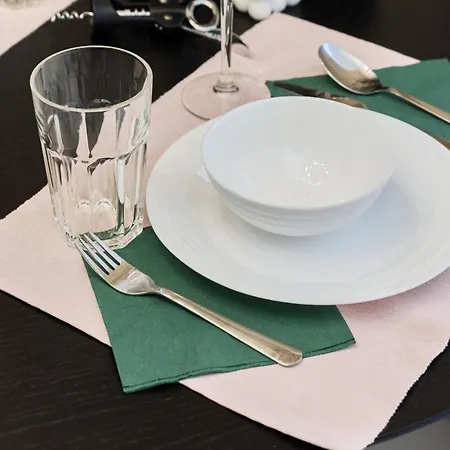 Deluxe Studio Braniborska Near Market Square -with Free Garage By Renters Apartmán
